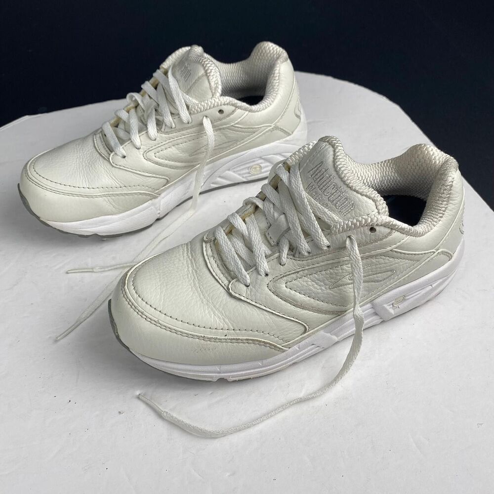 Brooks Addiction Walker White Walking Shoes women's Size 7 Wide D 1200321D111